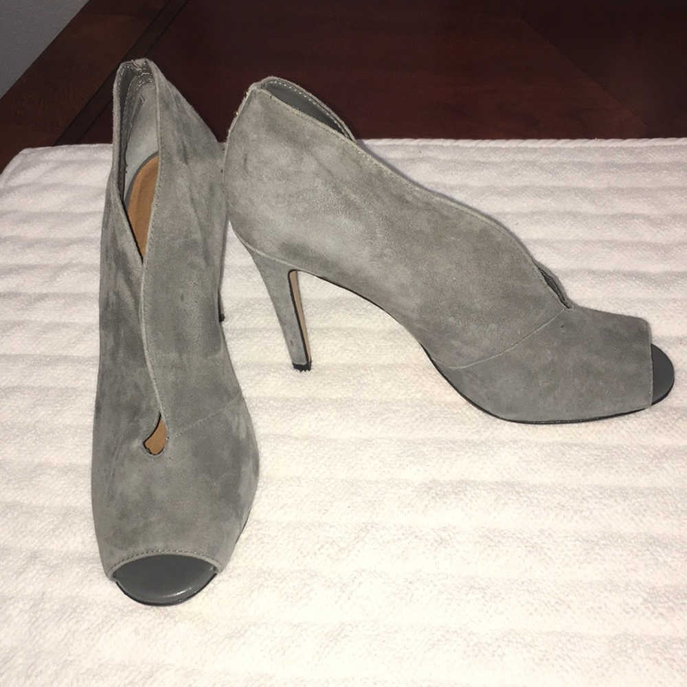 HALOGEN OPEN TOE GRAY SUEDE 4” HEELS SZ 9M